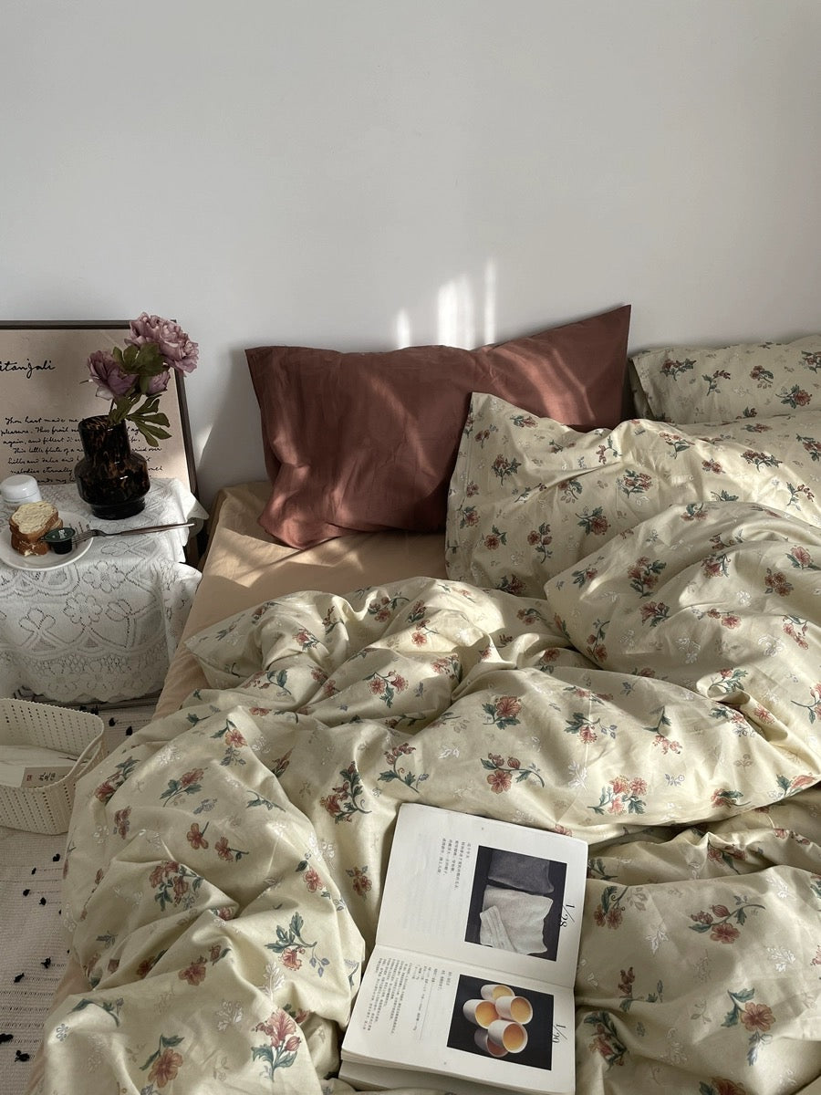 Shabby chic floral duvet cover with matching pillowcases. Cottagecore bedding set in soft breathable cotton for women and girls.