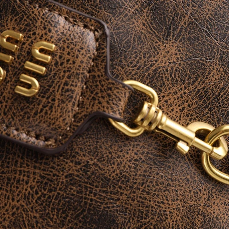 Small crescent underarm bag in PU leather. Women’s retro niche Y2K bag with zipper closure and high-end fashion appeal.