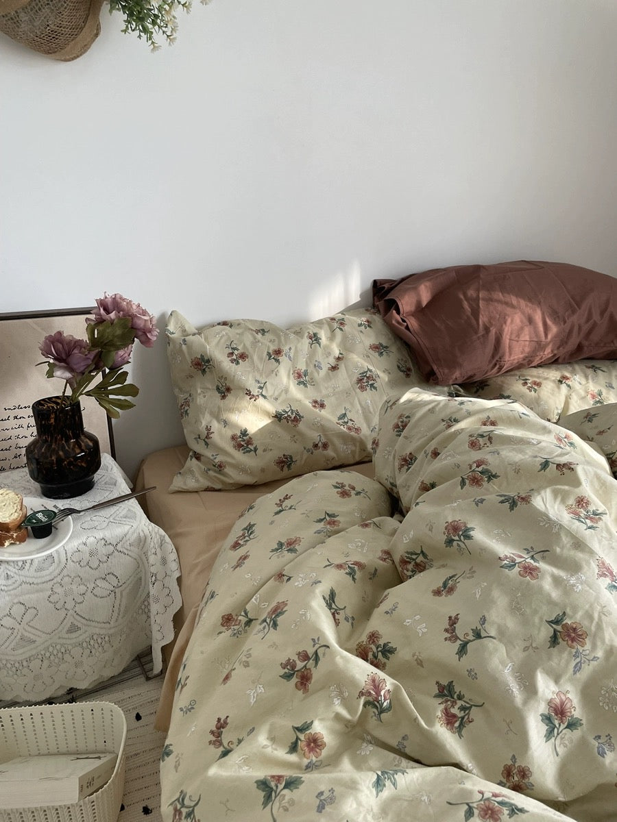 Elegant vintage floral bedding set for Twin, Queen, and King sizes. Green floral pattern duvet cover perfect for cottagecore bedrooms.