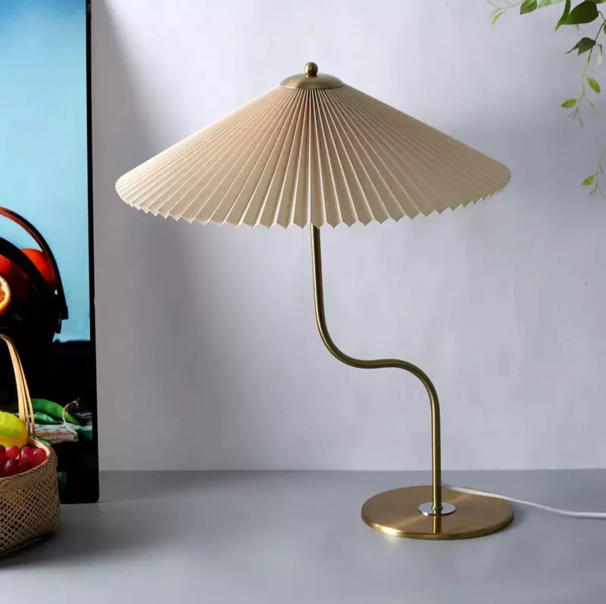 Sturdy Desk Lamp – Vintage Pleated Brass Table Lamp