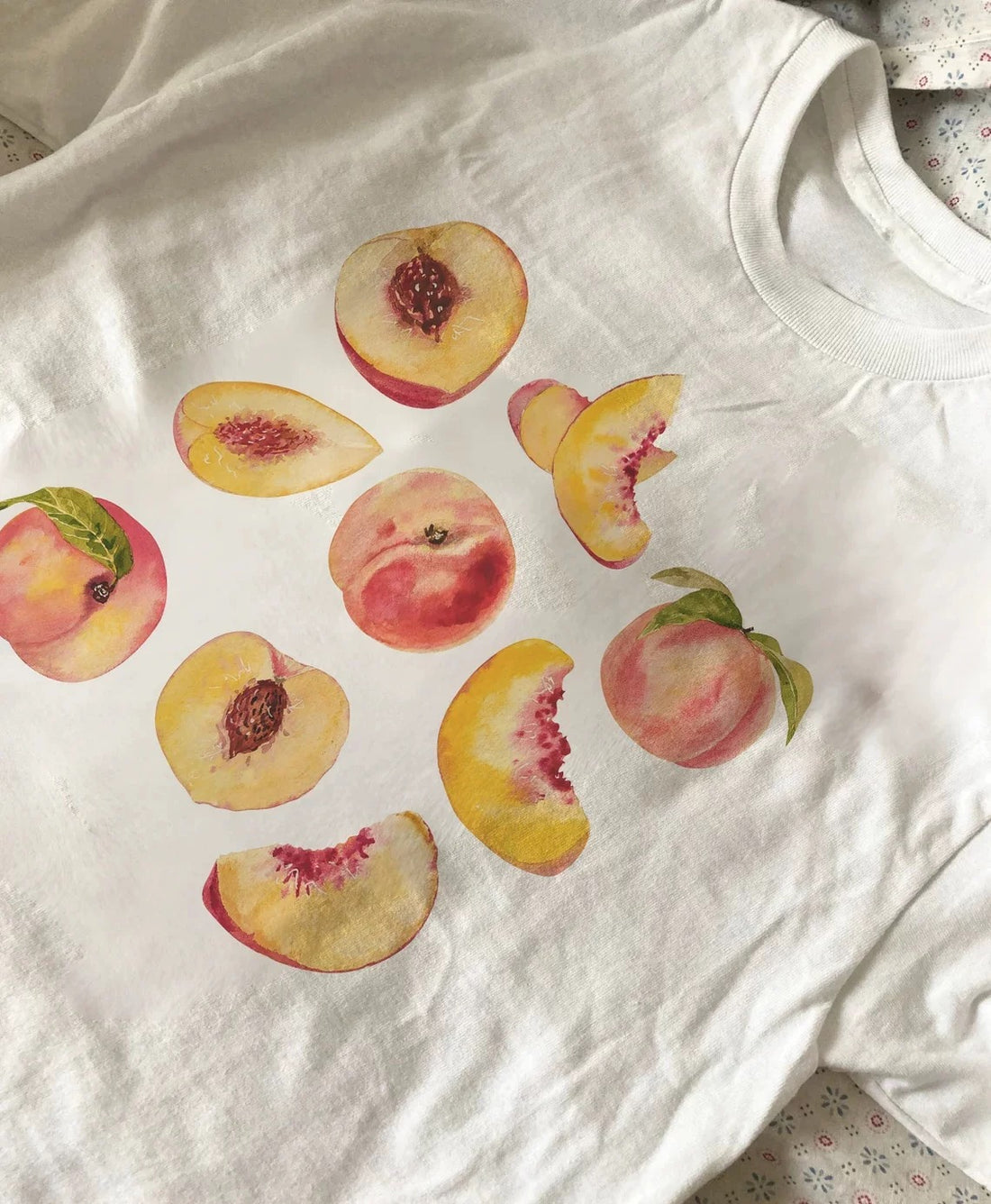 Vintage peaches t-shirt with nine-peach graphic print. Cottagecore aesthetic crop top for women’s casual summer Y2K and retro grunge style.